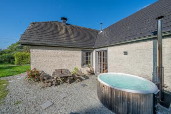 Holiday home for 9 in Manhay, Ardennes with 4 bedrooms, jacuzzi, and garden.