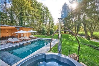 Luxury villa with swimming pool and tennis court for 14 people in Anhée, located in the Molignée valley