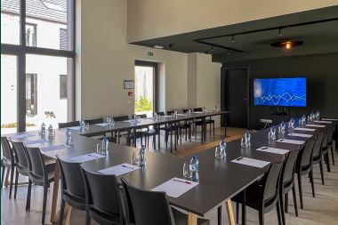 Spacious holiday home on the water in Aubel for 21 people with 9 bedrooms and bathrooms, indoor pool and private garden