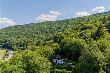 Comfortable chalet for 5 people in Aywaille with 2 bedrooms, private terrace and garden