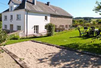 Pretty holiday home with beautiful view for 8/9 people in Bastogne