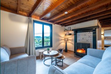 Authentic chalet for 8 people in Bièvre with 4 bedrooms, wood stove, hot tub, private garden and bicycle storage