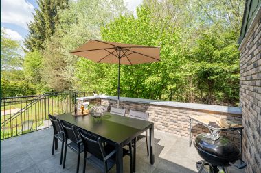 Holiday home in Bièvre for 7 people with 4 bedrooms, children's play area, private garden and modern comfort