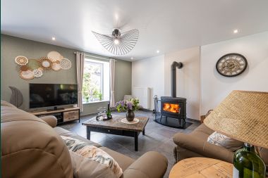 Holiday home in Bièvre for 7 people with 4 bedrooms, children's play area, private garden and modern comfort