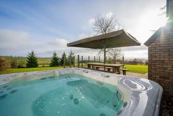 Luxury holiday home for 10 people with jacuzzi in Bullingen, High Fens