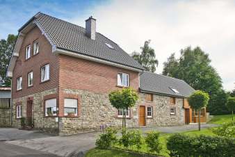 Spacious vacation home for 15 pers with garden in Btgenbach