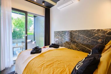 Unique farmhouse for 2 people in Büllingen with private sauna, jacuzzi and outdoor shower