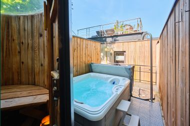 Unique farmhouse for 2 people in Büllingen with private sauna, jacuzzi and outdoor shower