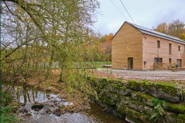 Charming holiday home for 5 people in Chimay: located by a river, with terrace and view, pellet stove