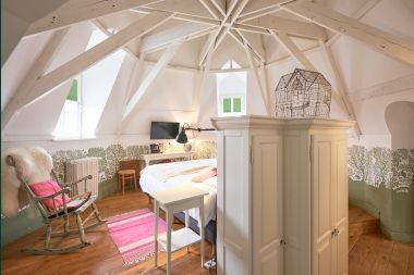 Spacious loft in Chimay for 14 people with 6 bedrooms and bathrooms, jacuzzi and private garden