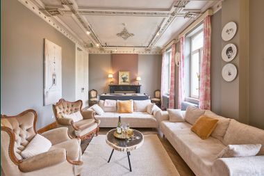 Spacious loft in Chimay for 14 people with 6 bedrooms and bathrooms, jacuzzi and private garden