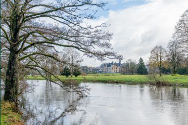 Charming chalet for 5 on the bank of the Semois in Chiny, Gaume