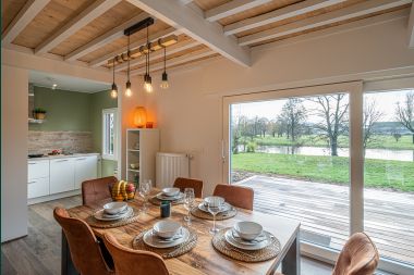 Charming chalet for 5 on the bank of the Semois in Chiny, Gaume