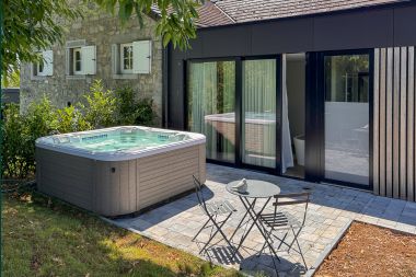 Charming house for 2 people in Clavier with bedroom, bathroom, jacuzzi and private garden