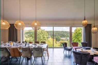 Spacious holiday villa in Daverdisse for 14 people with 5 bedrooms and bathrooms, wellness facilities and private garden