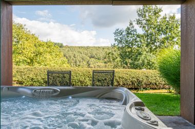 Spacious holiday villa in Daverdisse for 14 people with 5 bedrooms and bathrooms, wellness facilities and private garden