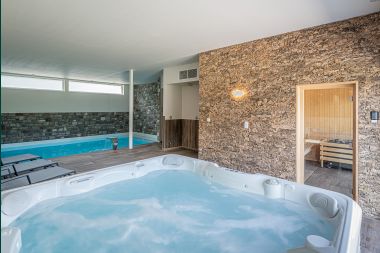 Spacious luxury villa in Daverdisse for 22 people with 11 bedrooms, indoor pool, sauna and jacuzzi