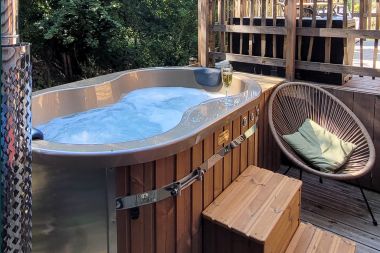 Romantic chalet Doische: handmade, wood stove, private garden, suitable for 2 people