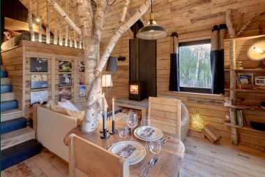 Romantic chalet Doische: handmade, wood stove, private garden, suitable for 2 people