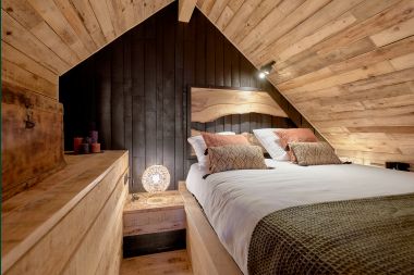 Romantic chalet Doische: handmade, wood stove, private garden, suitable for 2 people