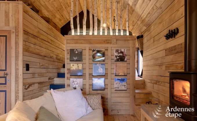 Romantic chalet Doische: handmade, wood stove, private garden, suitable for 2 people