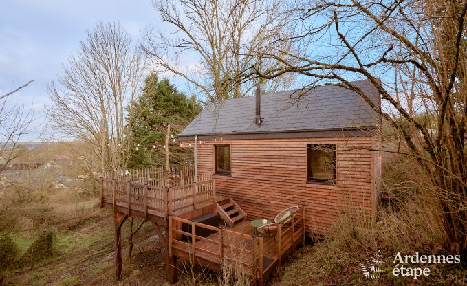 Romantic chalet Doische: handmade, wood stove, private garden, suitable for 2 people