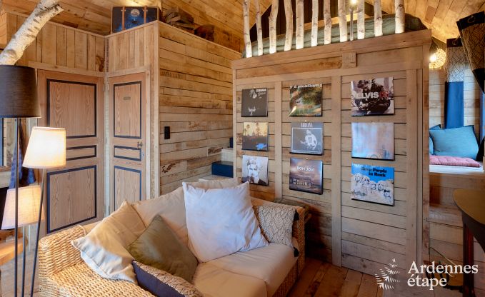 Romantic chalet Doische: handmade, wood stove, private garden, suitable for 2 people