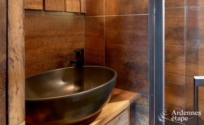 Romantic chalet Doische: handmade, wood stove, private garden, suitable for 2 people