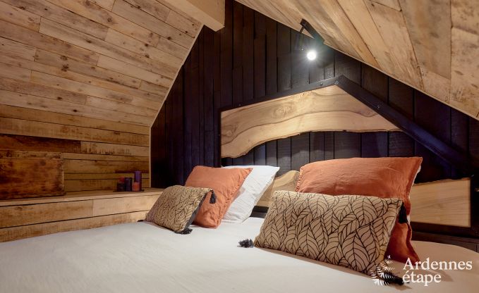 Romantic chalet Doische: handmade, wood stove, private garden, suitable for 2 people