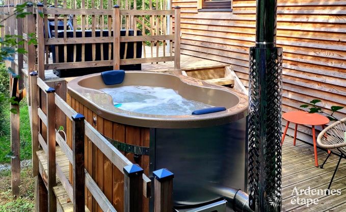 Romantic chalet Doische: handmade, wood stove, private garden, suitable for 2 people