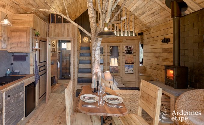 Romantic chalet Doische: handmade, wood stove, private garden, suitable for 2 people