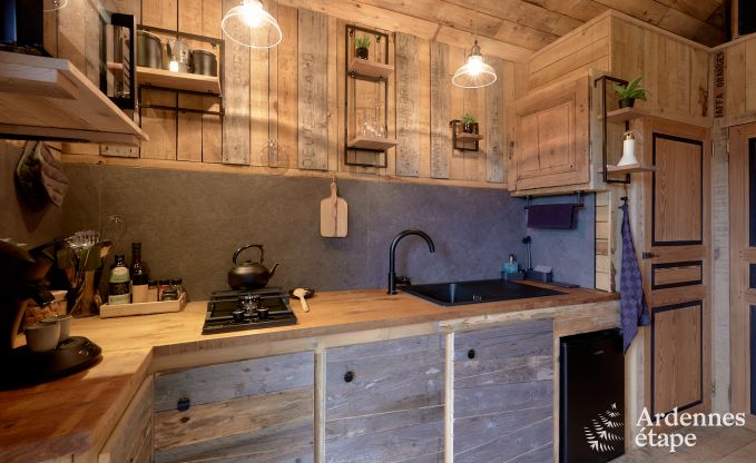 Romantic chalet Doische: handmade, wood stove, private garden, suitable for 2 people