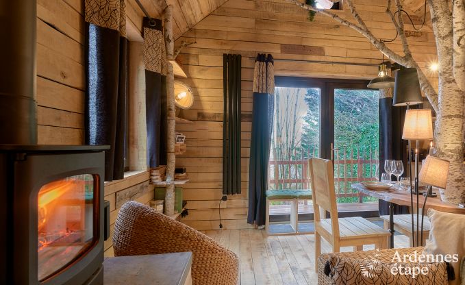 Romantic chalet Doische: handmade, wood stove, private garden, suitable for 2 people