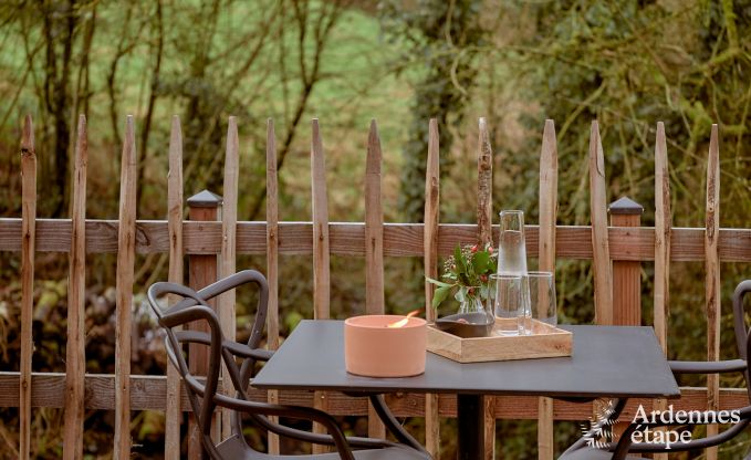 Romantic chalet Doische: handmade, wood stove, private garden, suitable for 2 people