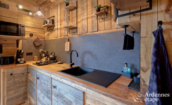 Romantic chalet Doische: handmade, wood stove, private garden, suitable for 2 people