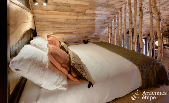 Romantic chalet Doische: handmade, wood stove, private garden, suitable for 2 people