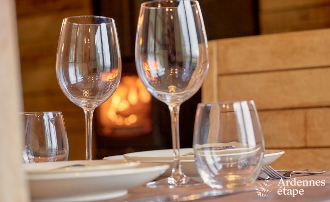 Romantic chalet Doische: handmade, wood stove, private garden, suitable for 2 people