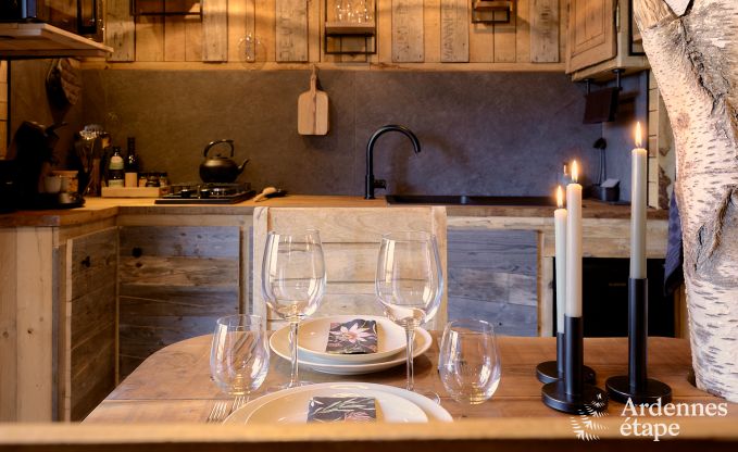 Romantic chalet Doische: handmade, wood stove, private garden, suitable for 2 people