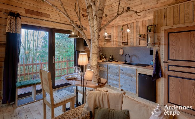 Romantic chalet Doische: handmade, wood stove, private garden, suitable for 2 people