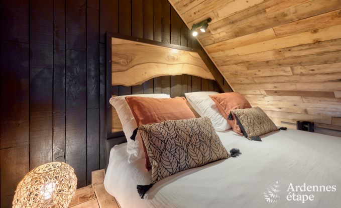 Romantic chalet Doische: handmade, wood stove, private garden, suitable for 2 people