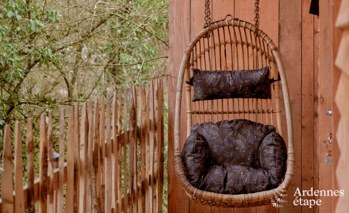 Romantic chalet Doische: handmade, wood stove, private garden, suitable for 2 people