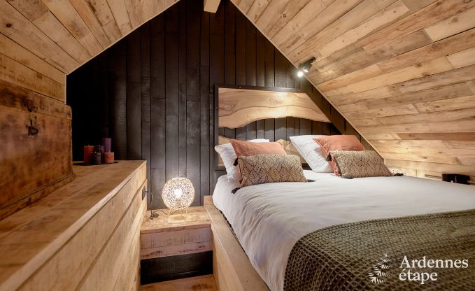 Romantic chalet Doische: handmade, wood stove, private garden, suitable for 2 people