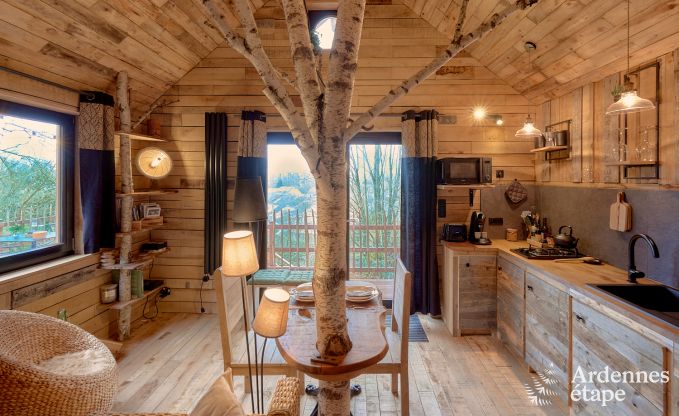 Romantic chalet Doische: handmade, wood stove, private garden, suitable for 2 people