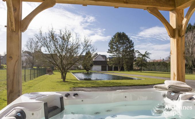 Luxury villa for 8 people in Doische: infrared cabin, jacuzzi, cassette fireplace, pond, and private garden