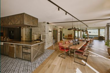 Luxurious villa in Erezée with 9 bedrooms, 9 bathrooms, indoor pool, sauna and large garden for 24 people