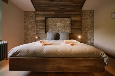 Luxurious villa in Erezée with 9 bedrooms, 9 bathrooms, indoor pool, sauna and large garden for 24 people