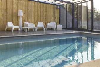 Luxury holiday home for 14 people with swimming pool and sauna in Ferrires