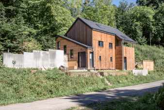 Modern chalet for 6 guests in Florenville (Bouillon)