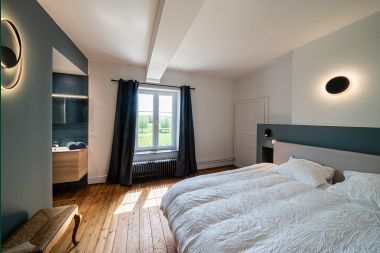 Castle in Froidchapelle for 19 persons with 5 double rooms with private bathroom