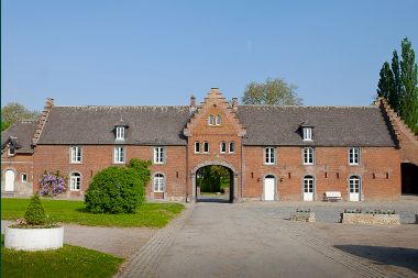 Castle annex in Gembloux for 32 persons